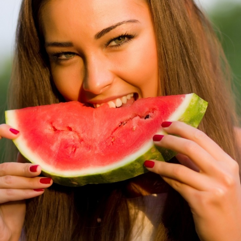 البطيخ من أهم الأطعمة الغنية بالماء
