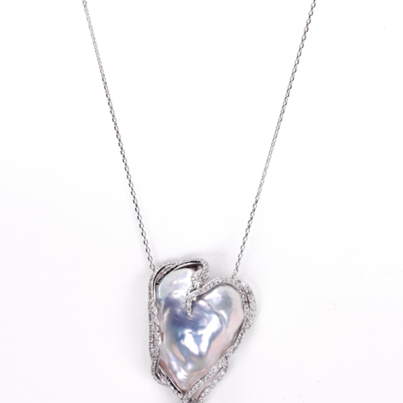  أقراط مدورة من الذهب الأبيض مرصعة بالألماس واللؤلؤ على شكل نجوم من Carolina Bucci