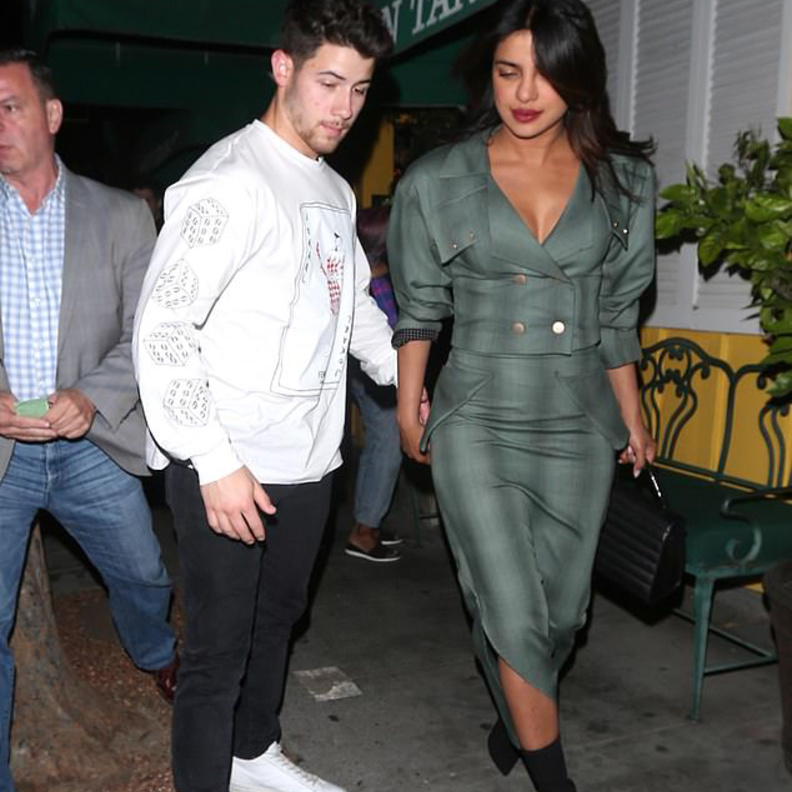 أناقة بريانكا شوبرا ببدلة بليزر مع التنورة الطويلة