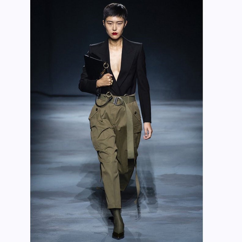 بليزر أسود رسمي مع بنطال عصري بالجيوب الكبيرة والقصّة الواسعة من Givenchy