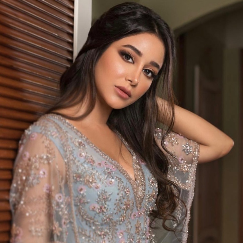  ما رأيك بهذه الإطلالة الناعمة؟