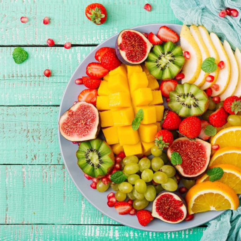  يمدنا فصل الصيف بالعديد من الفواكه اللذيذة التي تساعدنا على انقاص الوزن