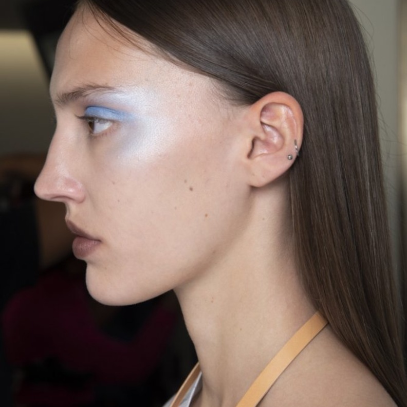 جربي دمج الهايلاتر مع ظلال العيون