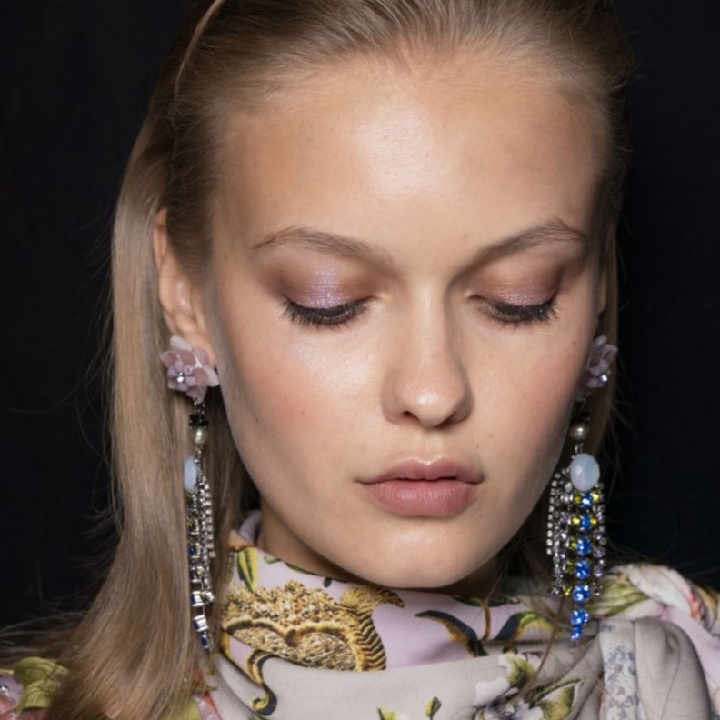 استخدمي الكحل البني الفاتح لإطلالة طبيعية