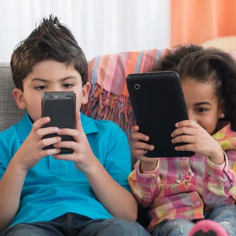  تأثير شاشات الهاتف المحمول والتابلت على الاطفال في المستقبل