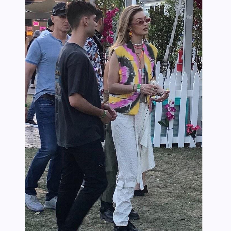 إعتمدت نظارات باللون الزهري، وأبقت شعرها منسدلاً