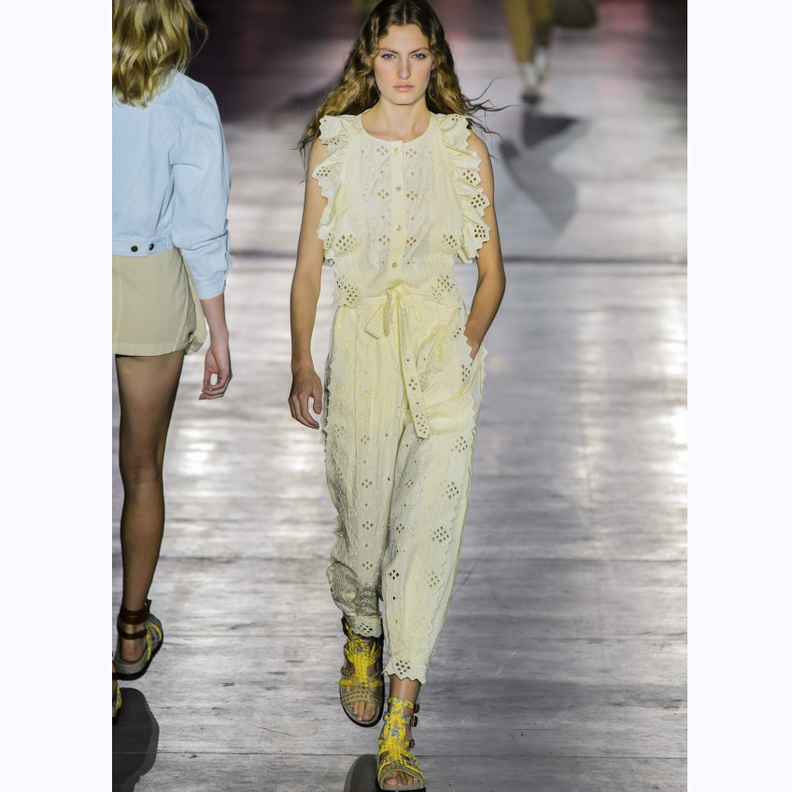  تنورة قصيرة بالجيوب مع جاكيت جينز وقميص مناسب للمراهقات من Alberta Ferretti