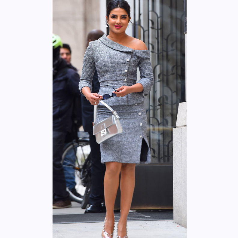 إطلالة HILARY RHODA بفستان بنفسجي من الريش بتوقيع دار Pamella Roland