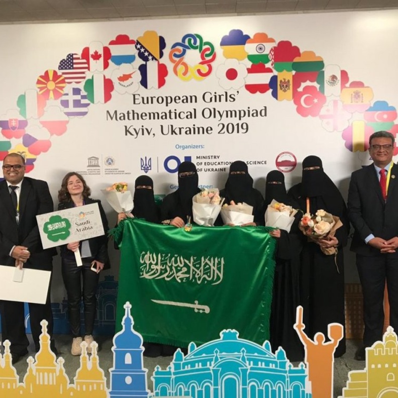 تتويج الطالبات السعوديات الفائزات في المسابقة