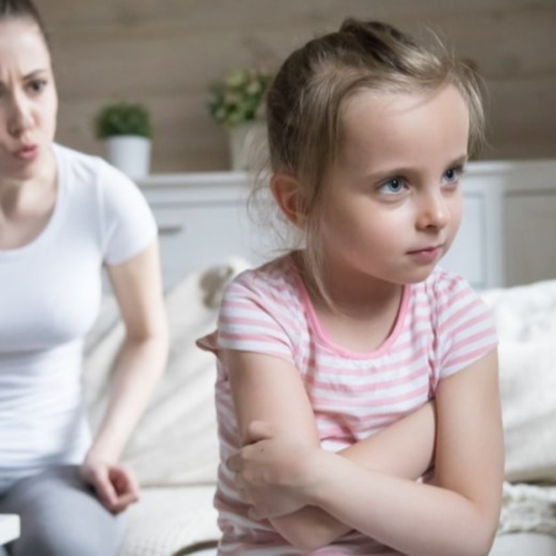 لهذه الأسباب يجب أن تتجنب الأم تهديد الطفل 