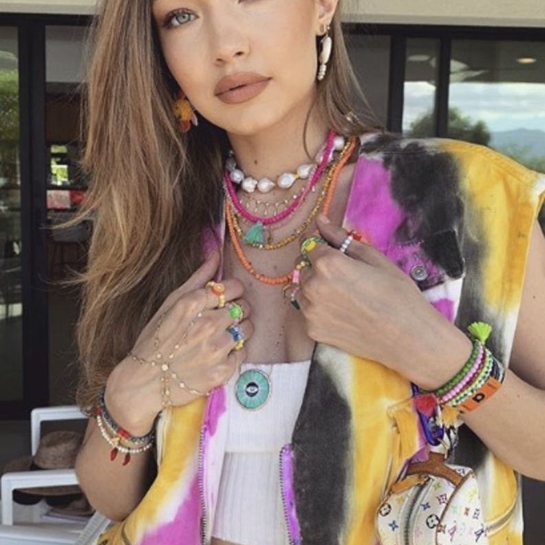 إطلالة جيجي حديد الجمالية الناعمة