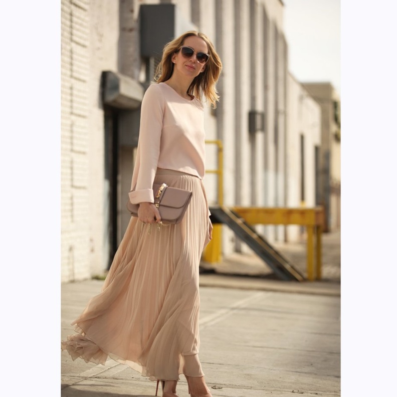 اعتمدي اطلالات شبابية عصرية في التنورة الماكسي