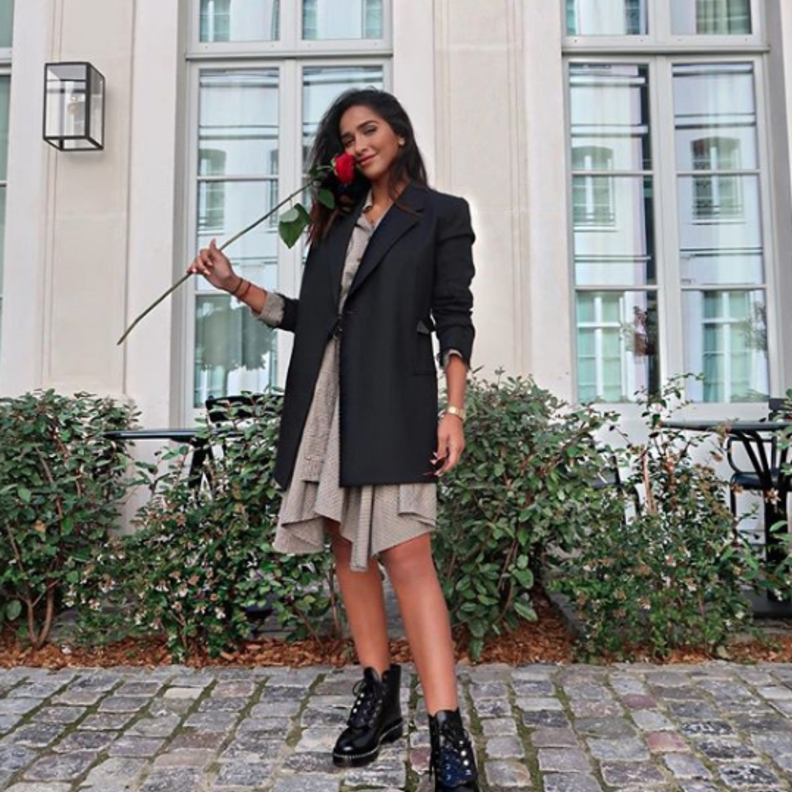 اطلالة كاجوال اعتمدتها لانا الساحلي أثناء السفر في البليزر الطويل