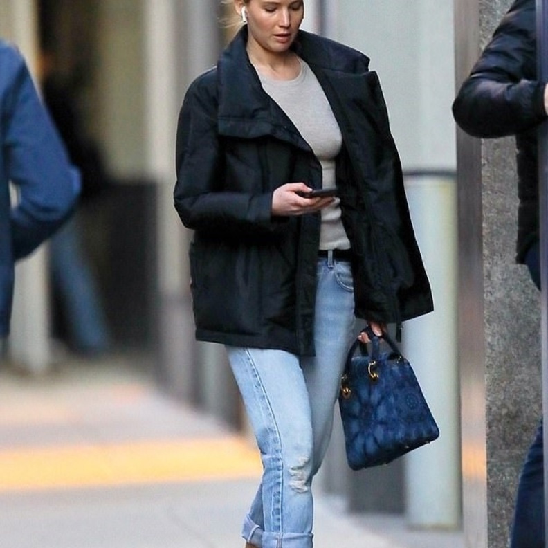 إطلالة بسيطة وأنيقة لجينيفر لورانس أثناء تجولها في مدينة نيويورك