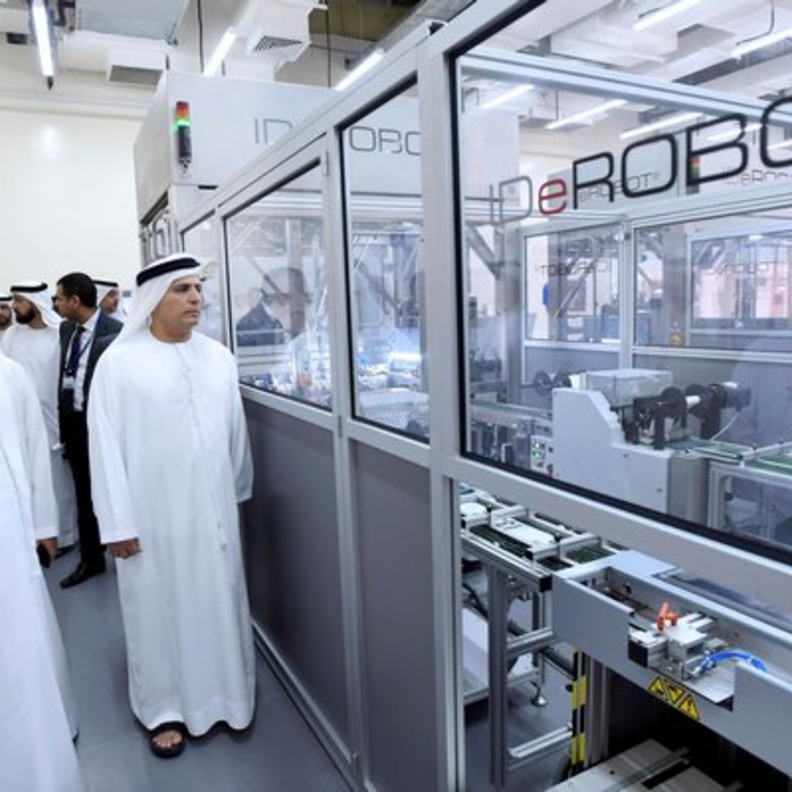 افتتاح أول مصنع في العالم لإنتاج لوحات المركبات باستخدام الروبوت في دبي