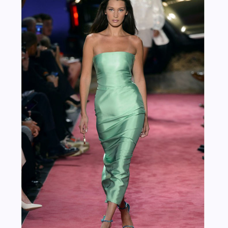 بيلا حديد بجمبسوت من Alberta Ferretti