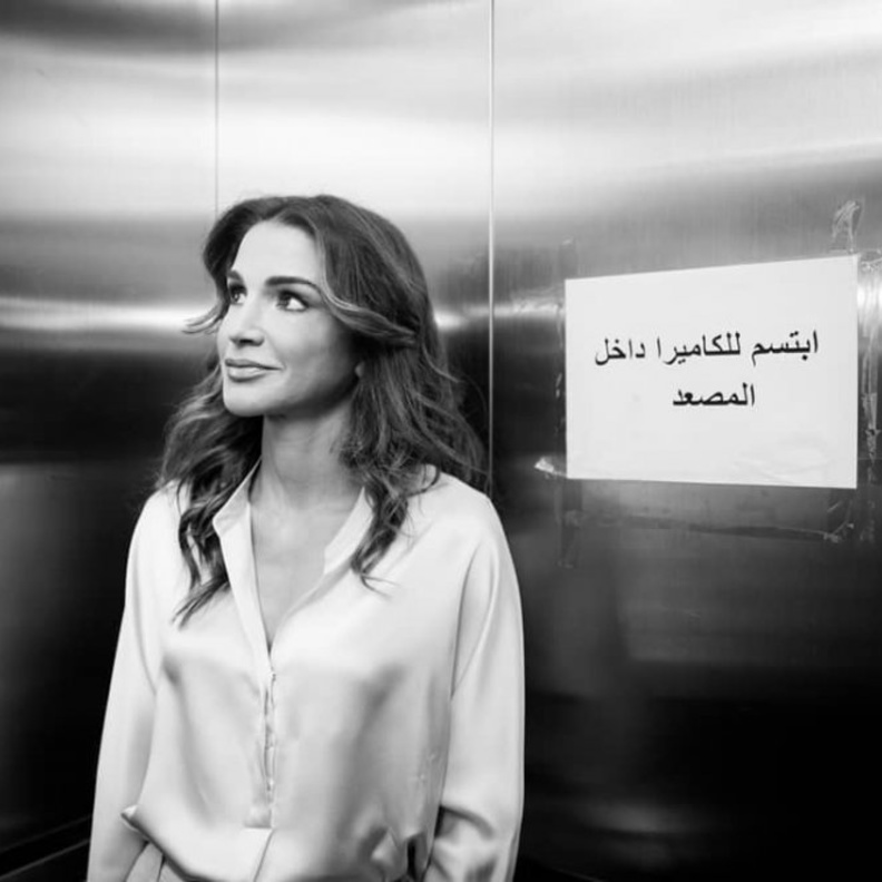 الملكة رانيا تلتزم بقانون المصعد الكهربائي وتبتسم للكاميرا!