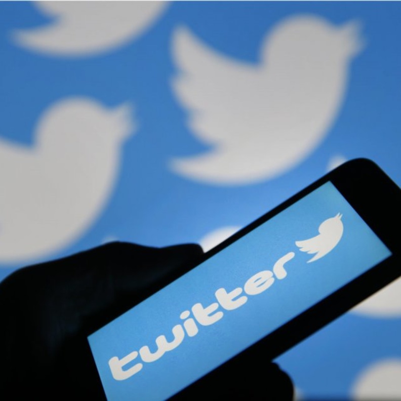 تعديلات جديدة تختبرها تويتر للتفاعل مع التغريدات و للوضع المظلم