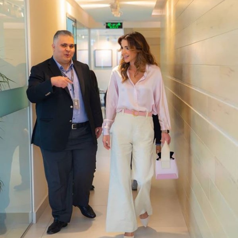 أبقت شعرها منسدلاً مع التموجات العريضة كما إعتمدت ماكياجاً ناعماً