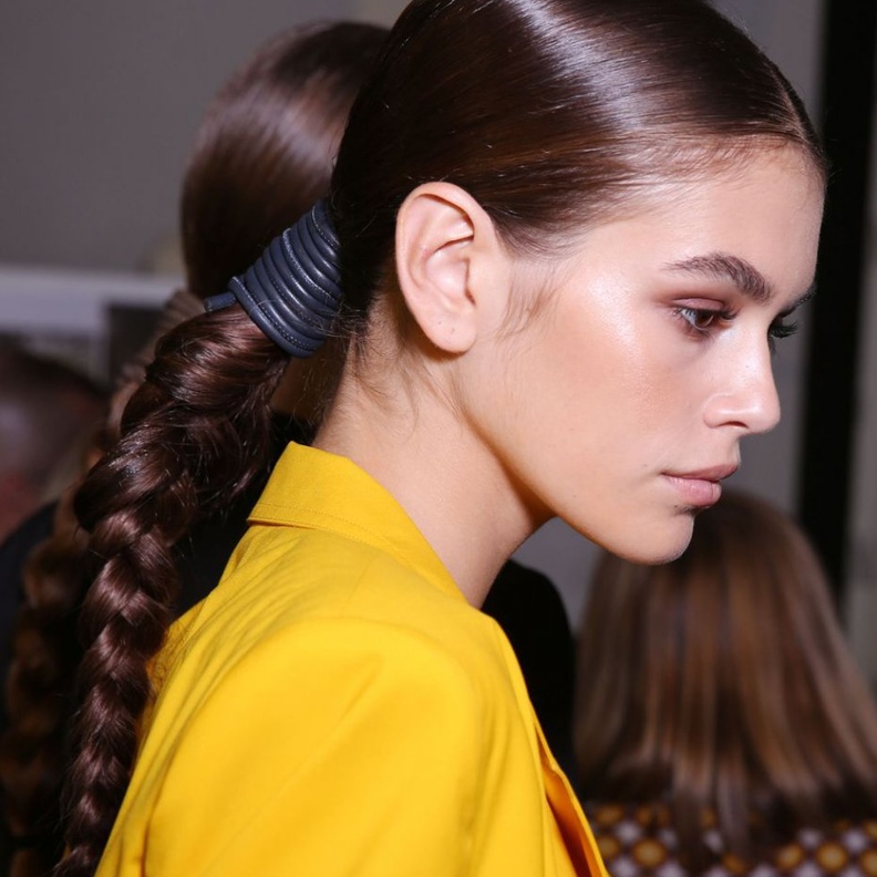 تسريحة شعر ذيل الحصان الطويلة مع الضفائر من Cushnie