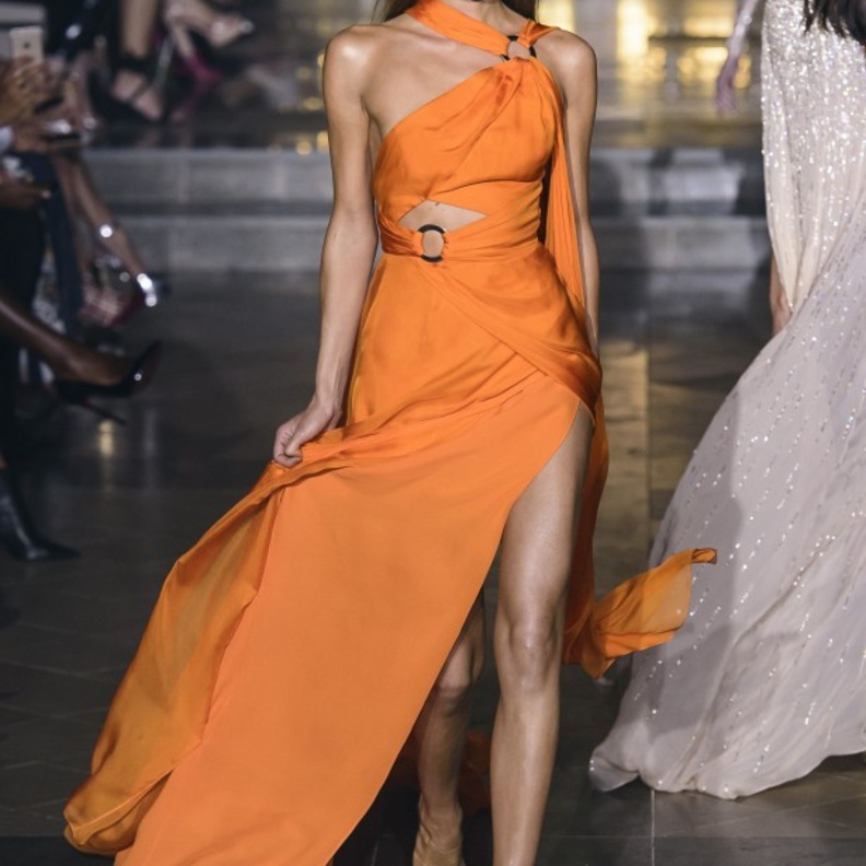 فستان أبيض كلاسيكي بفتحة جانبية من Elie Saab