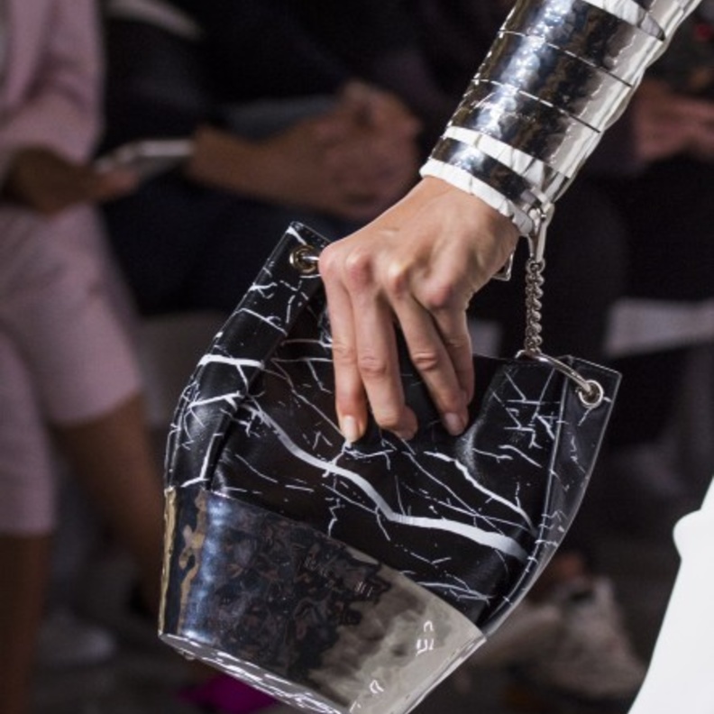 اكسسوارات الأساور الكبيرة احدث موضة في ربيع 2019 من Chanel