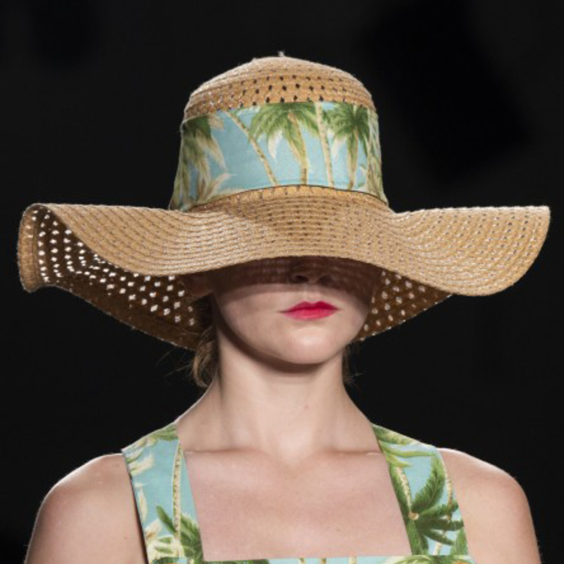 قبّعة أم ربطة رأس من Anna Sui