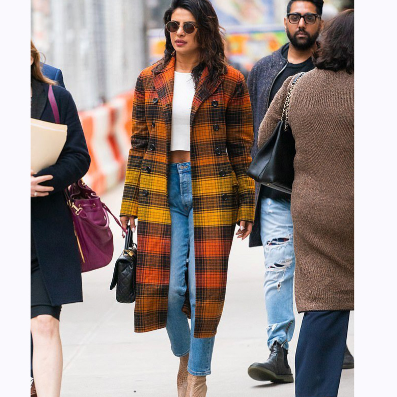 بريانكا بمعطف أسود سميك