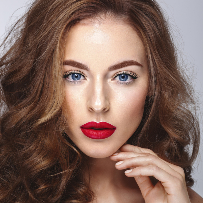 مكياج عيون يناسب احمر الشفاه باللون الاحمر