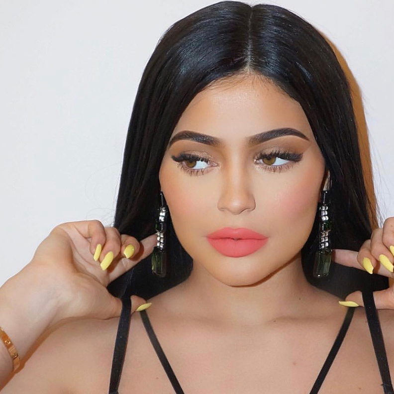 كايلي جينر ورسومات الأظافر