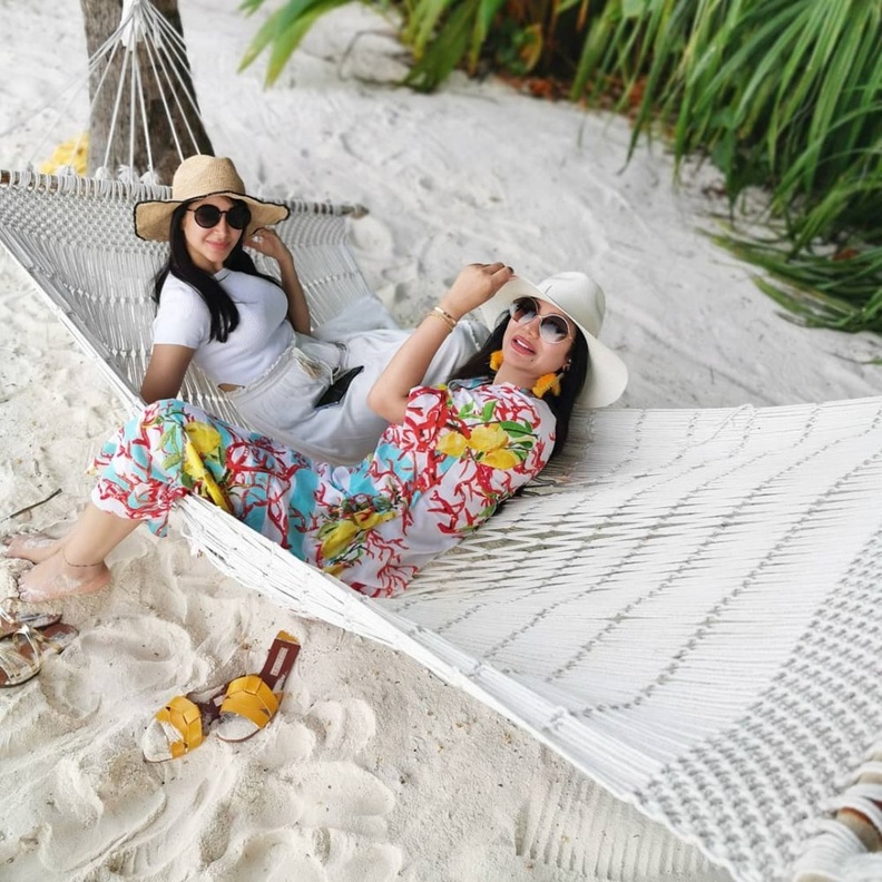 لجين عمران وشقيقتها أسيل تمضيان أوقات صيفية ممتعة في جزر المالديف