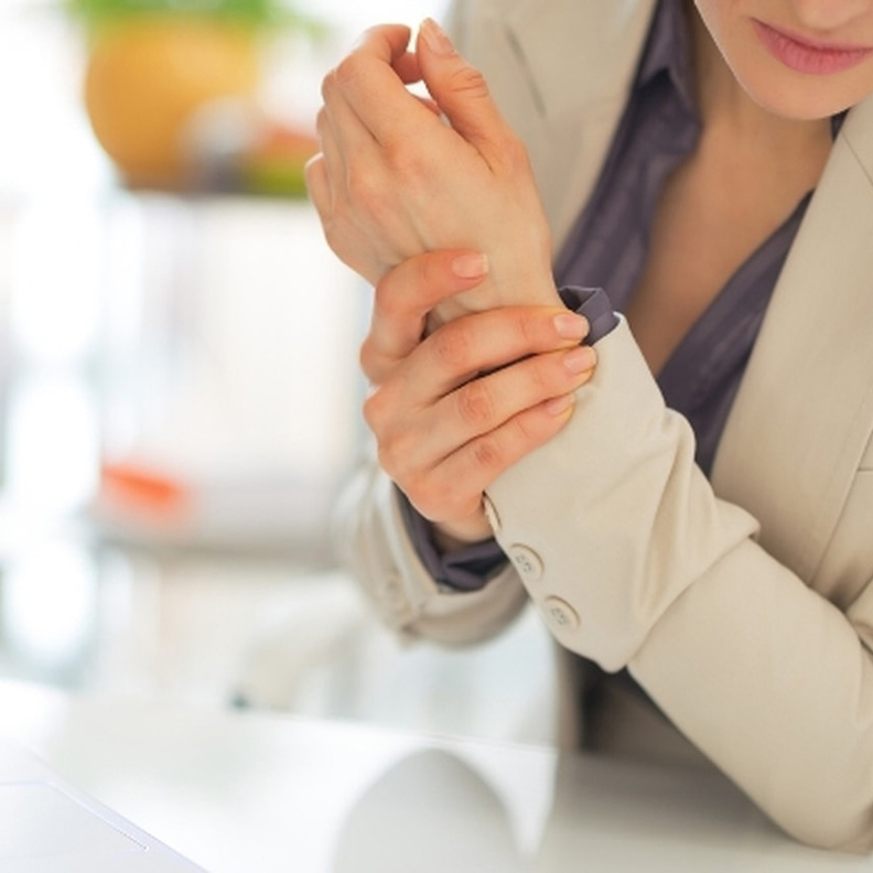 إنحناء الظهر عند النساء من أعراض هشاشة العظام