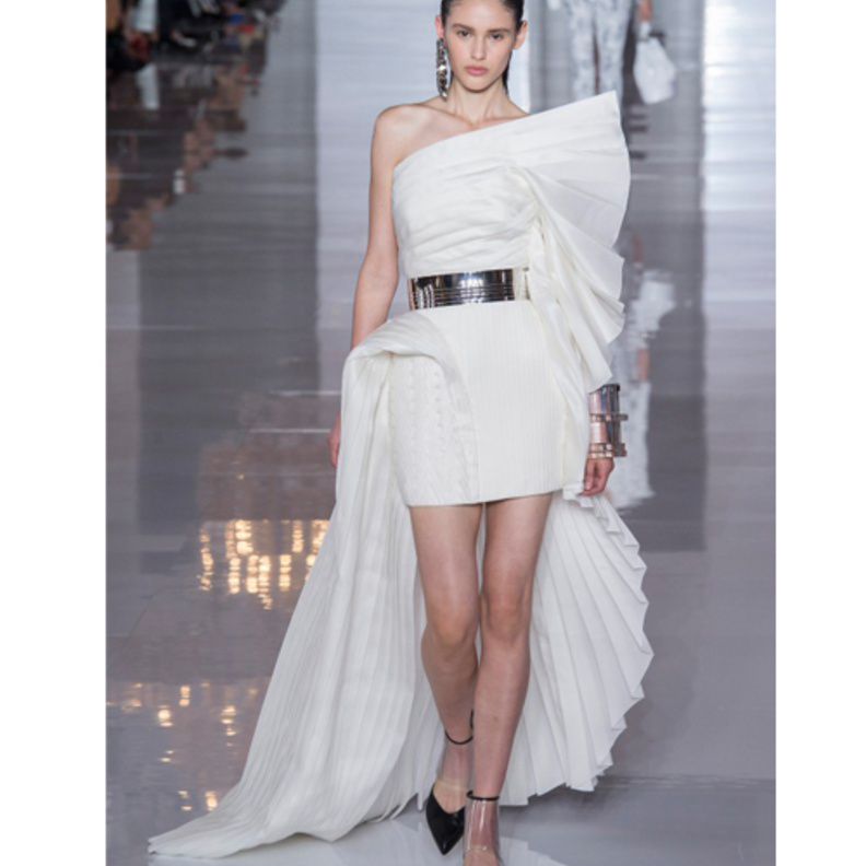 فساتين سهرة باللون الابيض