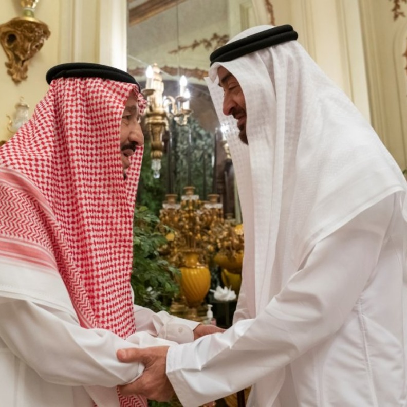 خادم الحرمين الشريفين والشيخ محمد بن زايد آل نهيان بحضور ولي العهد السعودي الأمير محمد بن سلمان 