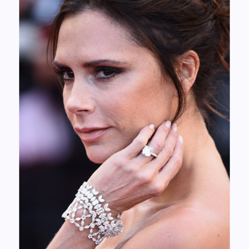 آخر خواتم خطبة فيكتوريا بيكهام بالماس الأصفر في قصة مربعة