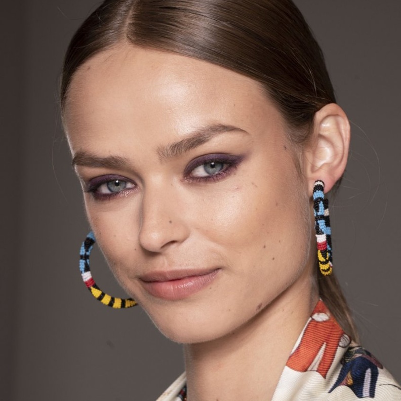 رسمات مكياج بنفسجية تليق بالعيون الخضراء من دار Oscar De La Renta