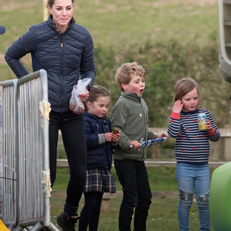 أحدث ظهور لدوقة كمبريدج وطفليها في نزهة عائلية