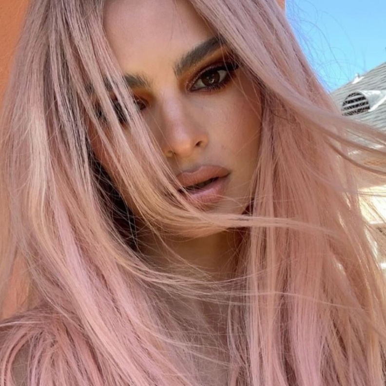  أدخلت إيميلي إلى شعرها خصل بدرجات زهرية متفاوتة