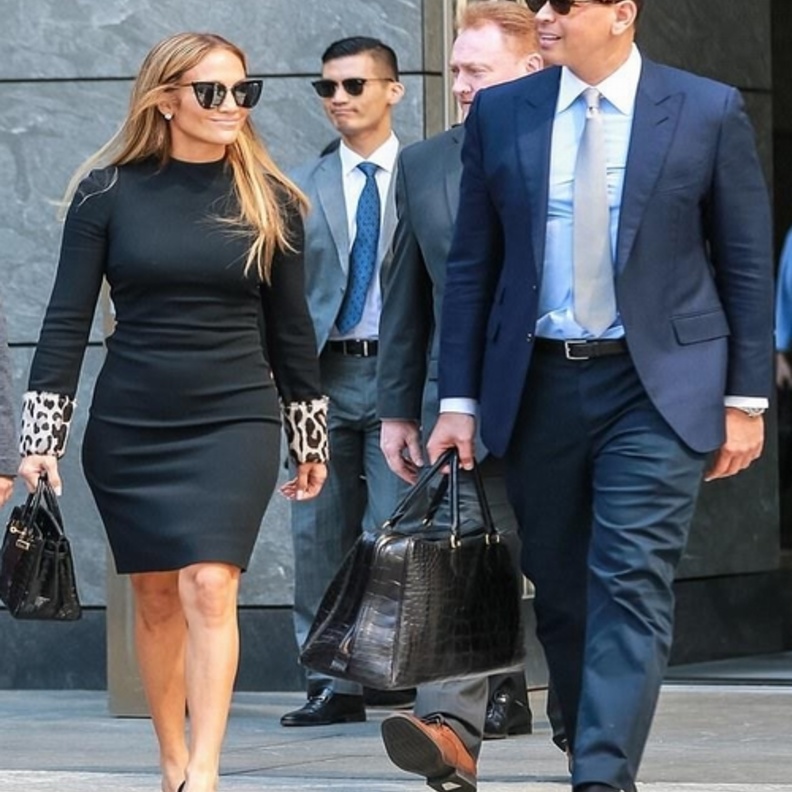 إعتمدت لوبيز تسريحة الشعر المملّس، كما أبقت ماكياجها ناعماً