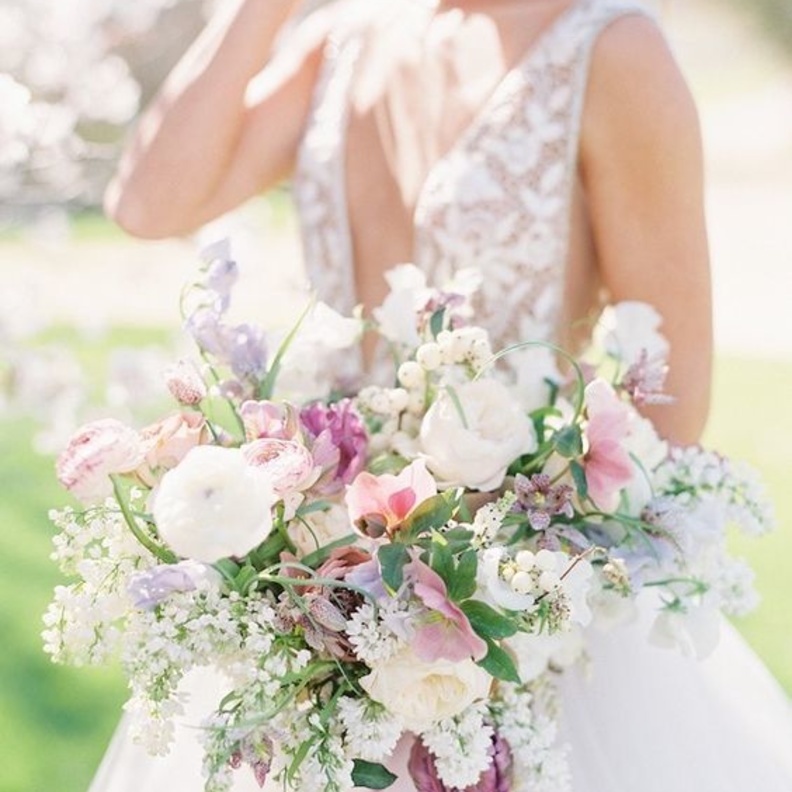 الورود بألوان الباستيل تزيّن باقات ورد العروس