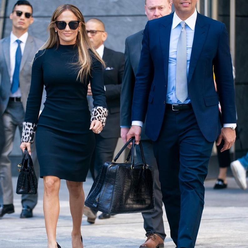 إطلالة أنيقة لجنيفر لوبيز وخطيبها أليكس رودريغيز أثناء تواجدهما في نيويورك