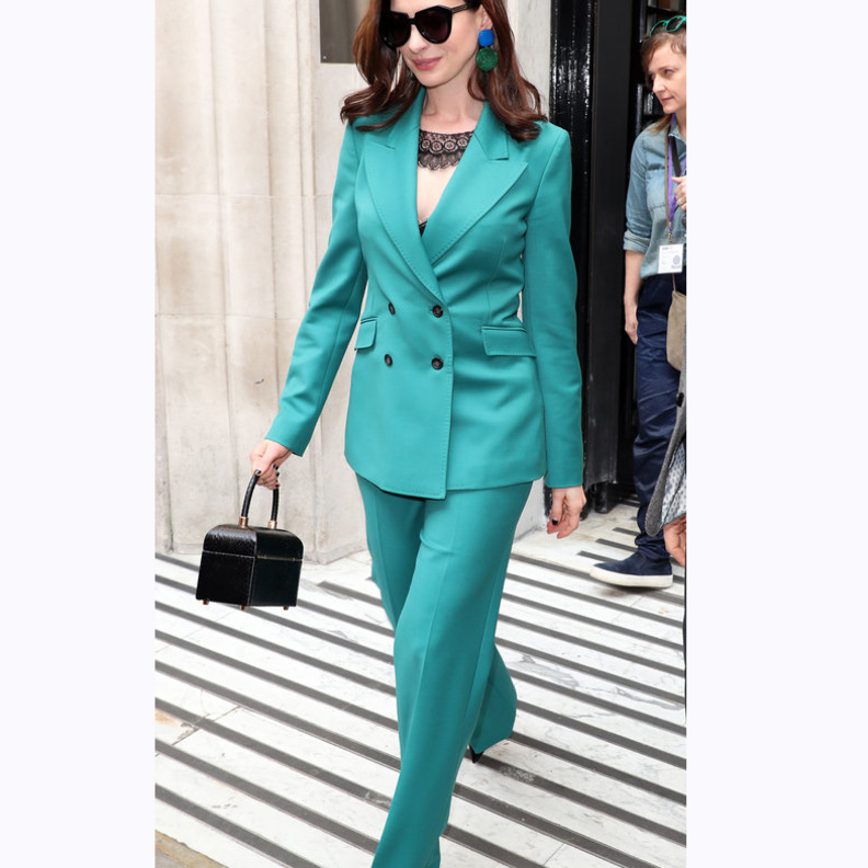 ببدلة رسمية باللون الزهري الفاتح Cindy Crawford 