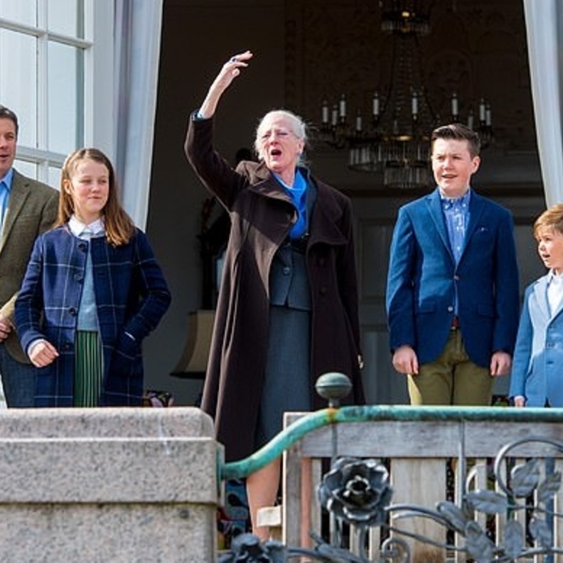 الأمير فريدريك بجانب اولاده