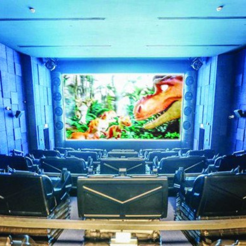  تتميز القاعة بتقنية متطورة ومبتكرة