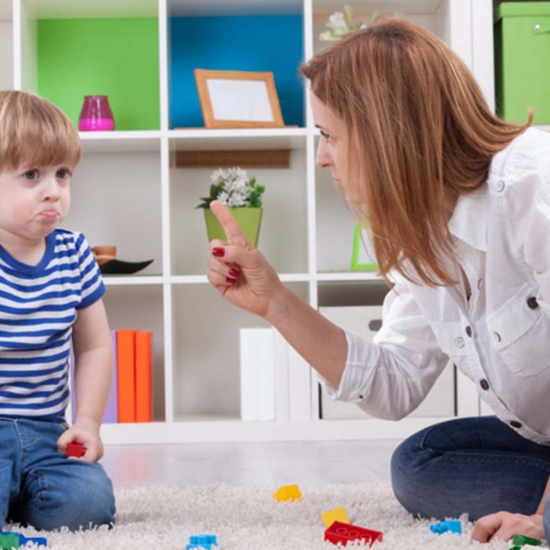 تصرفات تؤذي مشاعر الطفل على الأم أن تتجنبها