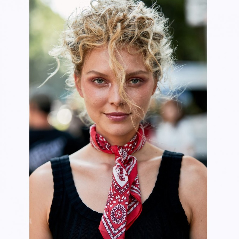 زيدي أكسسواراً بألوان قويّة