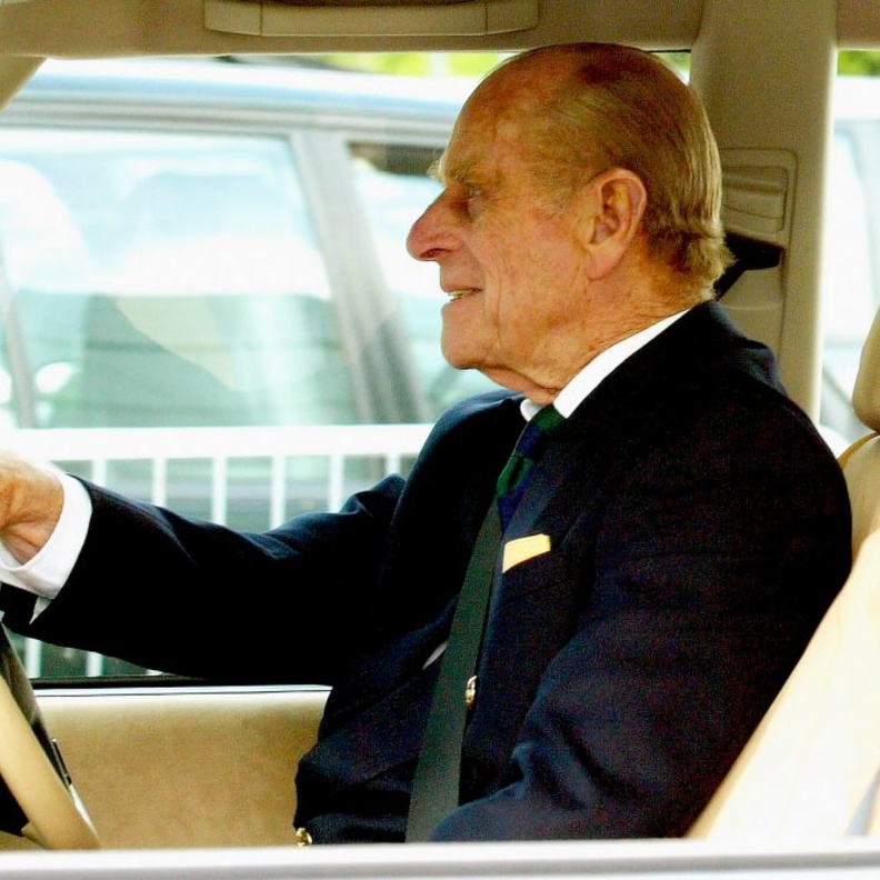 الأمير فيليب يقود السيارة بدون رخصة قيادة