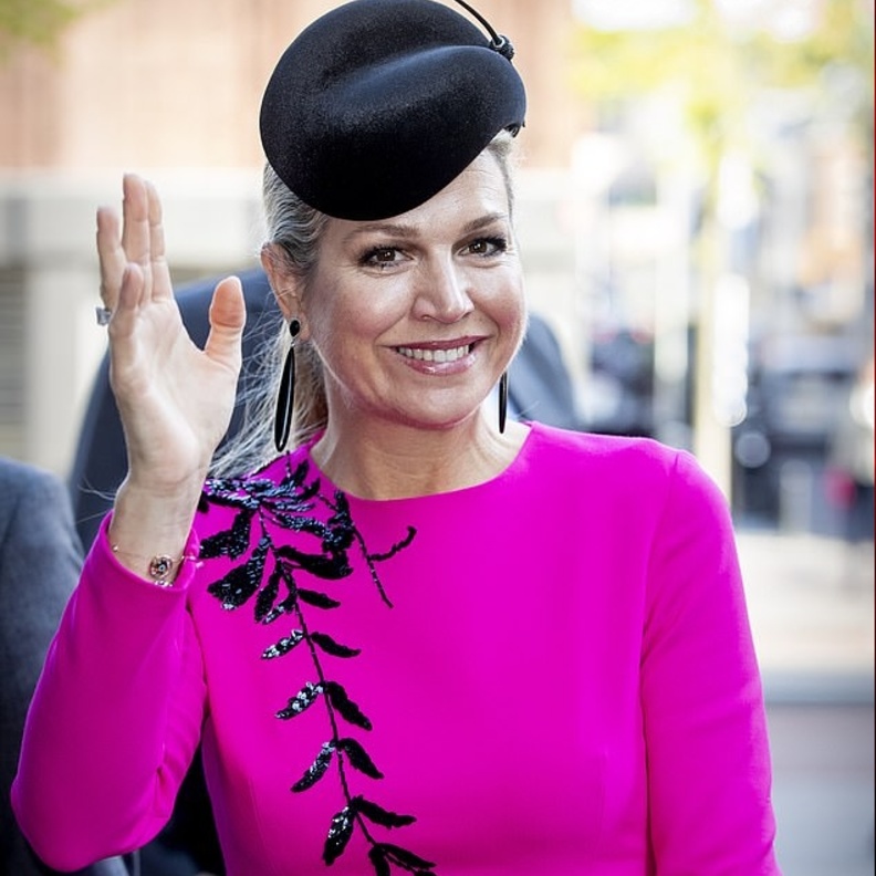 ارتديت الملكة ماكسيما فستان من تصميم ماركة أوسكار دي لارنتا