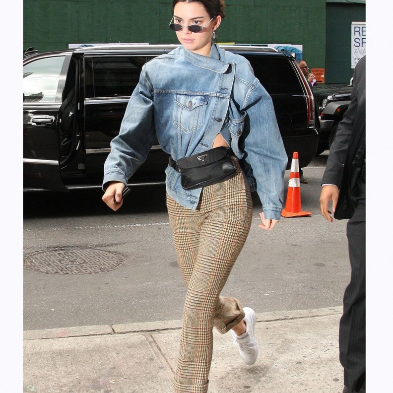  إعتمدي سترة الدينيم بقصة عصرية ونسقيها مع الطبعات على طريقة كندل جينير