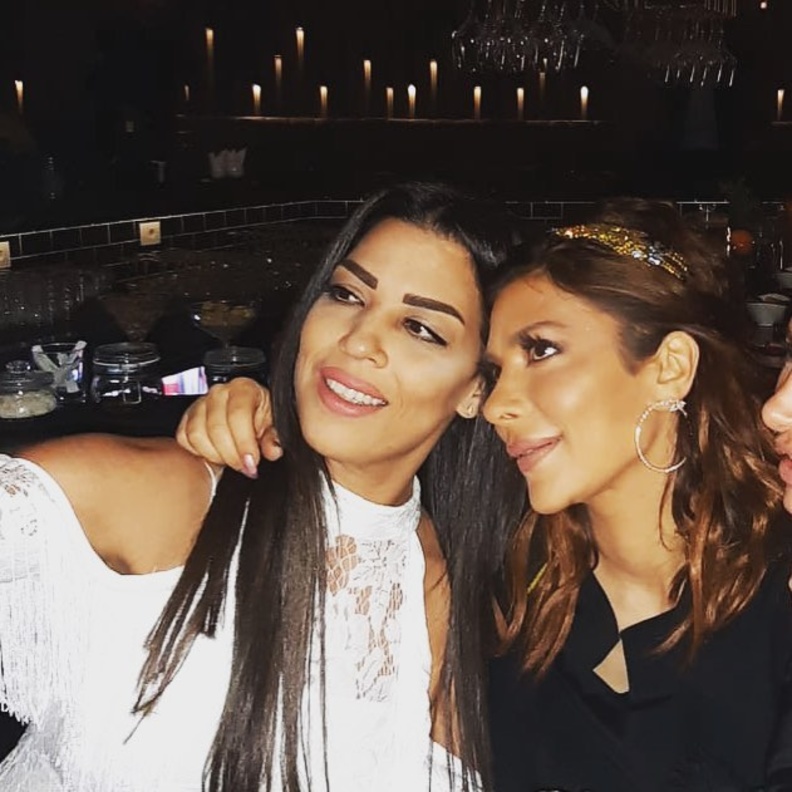 ياسمين عيسى تحتفل بعيد ميلادها بحضور اصدقائها